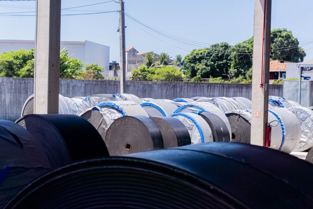fotos da parte interna e produtos da jls correias transportadoras