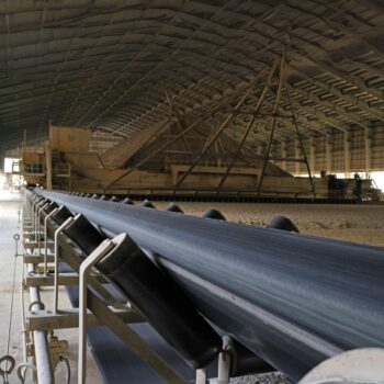 Correias para materiais oleosos: borracha certa para não inchar