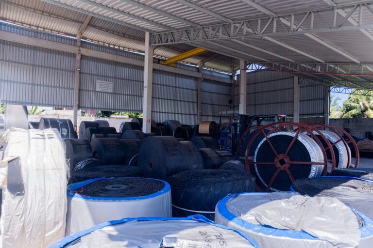 fotos da parte interna e produtos da jls correias transportadoras