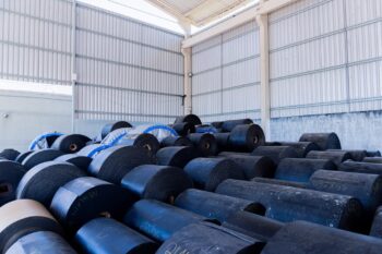 Como é fabricada uma correia transportadora de borracha?