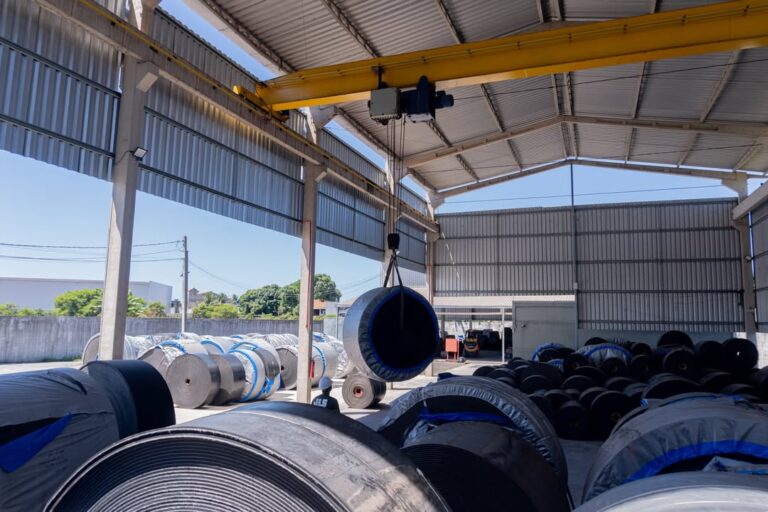 fotos da parte interna e produtos da jls correias transportadoras